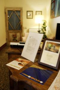 una mesa con un libro y una foto en ella en Il Chiostro Del Carmine, en Siena