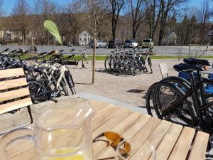 uma mesa com um monte de bicicletas estacionadas num parque de estacionamento em Velo Inn Basislager Bad Berka em Bad Berka