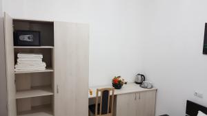 a room with a desk and a white wall at Vila Șaguna in Sibiu