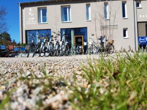 eine Gruppe von Fahrrädern, die vor einem Gebäude geparkt sind in der Unterkunft Velo Inn Basislager Bad Berka in Bad Berka