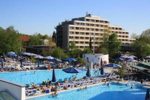 a large swimming pool with people in a hotel at Hotel garni Vogelsang in Bad Füssing