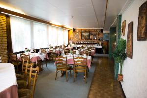 a dining room with tables and chairs in a restaurant at Hotel Zur Brücke in Krefeld