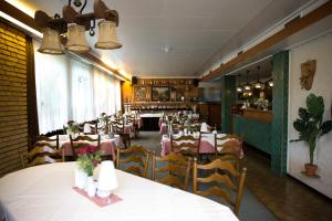 une salle à manger avec des tables et des chaises dans un restaurant dans l'établissement Hotel Zur Brücke, à Krefeld