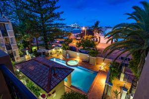 una vista panoramica su una piscina di notte di Beaches On Wave Street a Gold Coast