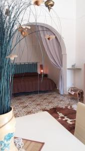 un soggiorno con un letto in una camera di Marosi a Pantelleria