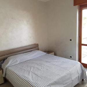 Un pat sau paturi într-o cameră la Welcome apartment