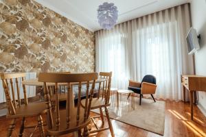 ein Esszimmer mit einem Tisch und Stühlen in der Unterkunft Bordallo's Prime Apartments in Caldas da Rainha