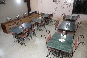Restoran ili drugo mesto za obedovanje u objektu Hotel Avlokan - Near Kainchi Dham Mandir