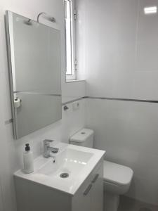 セビリアにあるCorazón de Trianaのバスルーム(洗面台、トイレ、鏡付)