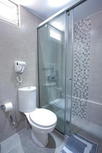 La salle de bains est pourvue de toilettes et d'une douche en verre. dans l'établissement Emilia Hotel Apartments, à Réthymnon