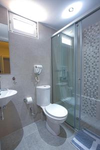 La salle de bains est pourvue de toilettes, d'une douche et d'un lavabo. dans l'établissement Emilia Hotel Apartments, à Réthymnon