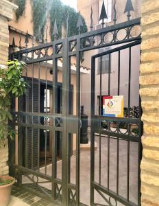 ローマにあるCIVICO 7 Holiday Roomsの建物前の看板付き鉄門
