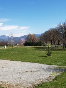 un parque con césped y árboles en Chambres d'Hôtes Les Maïsses, en Mison