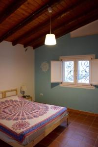 מיטה או מיטות בחדר ב-villa immersa in oliveto vista mare