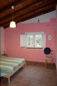 Giường trong phòng chung tại villa immersa in oliveto vista mare