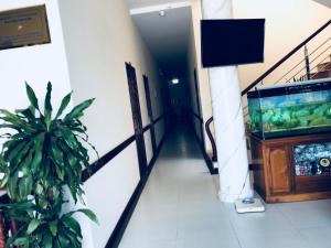 a hallway with a fish tank in a building at Khách Sạn Đào Nguyên in Tuy Phong