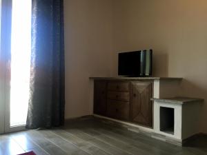 TV tai viihdekeskus majoituspaikassa Appartamento Sole e Mare