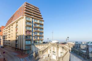 
a large building with a lot of windows at Aparthotel Blankenberge in Blankenberge
