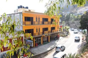 Φωτογραφία από το άλμπουμ του Hotel Avlokan - Near Kainchi Dham Mandir σε Bhowāli