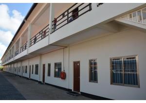 un edificio vacío con un balcón a un lado. en Wilhelmina Hotel & Apartments en Paramaribo