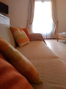 un sofá en una sala de estar con ventana en Maridatis Apartments, en Palaikastro