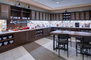 Kuchyň nebo kuchyňský kout v ubytování Hyatt Place Dallas/The Colony