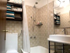 A bathroom at Golf & SKI studio