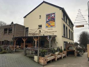 a building with a sign on the side of it at Fietshotel Le Baroudeur in Valkenburg