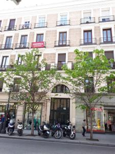 un grupo de motocicletas estacionadas frente a un edificio en Hostal Pacios, en Madrid