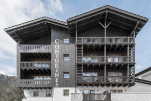 un bâtiment avec un panneau indiquant l'hôtel Cottleton dans l'établissement Hotel Conturines, à San Cassiano