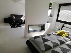 um quarto com uma cama e uma sala de estar em Andrej Andrej em Viena