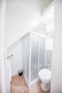 チェファルにあるCasa Rubinoのトイレとシャワー付きの白いバスルーム +14枚の写真