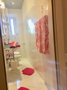 トリエステにあるCasa del Cuccioloのバスルーム(シャワー、床に赤いボロボロのシャワー付)