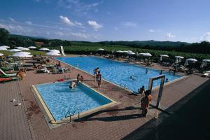 um grupo de pessoas numa grande piscina em Tenuta Casabianca em Murlo