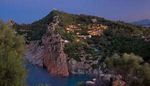una montagna con una città in cima di Arbatax Park Resort - Borgo Cala Moresca a Àrbatax Altre 67 foto