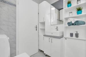Koupelna v ubytování Kira Sea View apartment + 37 fotografií