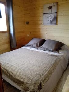 Tempat tidur dalam kamar di Le chalet douillet