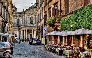 ローマにあるスイーツ ローマ ティブルティーナの街のテーブルと傘の道