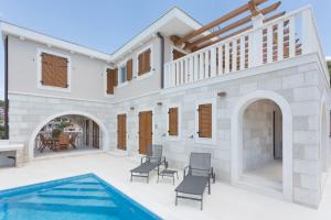 eine Villa mit Swimmingpool und ein Haus in der Unterkunft Villa Elena in Sevid