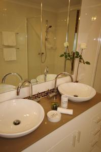 A bathroom at Astoria Retreat Bed & Breakfast