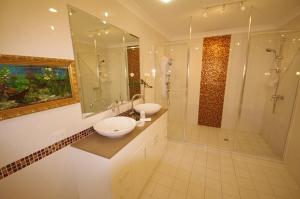 a bathroom with two sinks and a shower at Astoria Retreat Bed & Breakfast in Perth