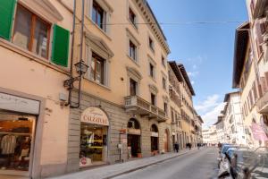 una calle vacía en una ciudad con edificios en Mamo Florence - Vertical Garden Apartments, en Florencia
