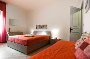 スペルロンガにあるCasa Scillaのベッドルーム1室(ベッド2台付)、緑のドアが備わります。
