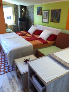 una camera con due letti, un divano e un tavolo di Perfect Apartma - massages a Maribor