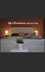 サレルノにあるVia Roma Apartment Deluxeの白いベッド