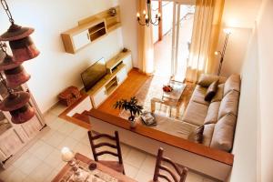 salon z kanapą i stołem w obiekcie Casa Cofete w mieście Morro del Jable