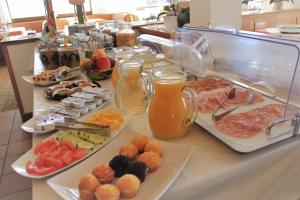 ein Buffet mit vielen verschiedenen Speisen an einer Theke in der Unterkunft Hotel Haselried in Dorf Tirol