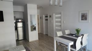 Kuchyňa alebo kuchynka v ubytovaní BTS Apartaments - Apartamenty Blisko Morza