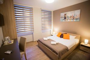 Ένα ή περισσότερα κρεβάτια σε δωμάτιο στο Centar lux 2