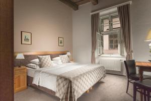Postel nebo postele na pokoji v ubytování Hotel Pod Věží + 37 fotografií